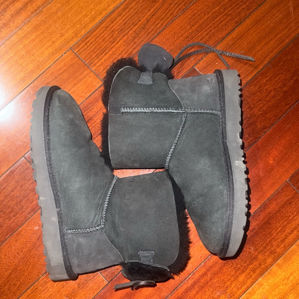 Black Suede Boots with Fur Trim Uggs
Size 8
No Smoke
No Pets